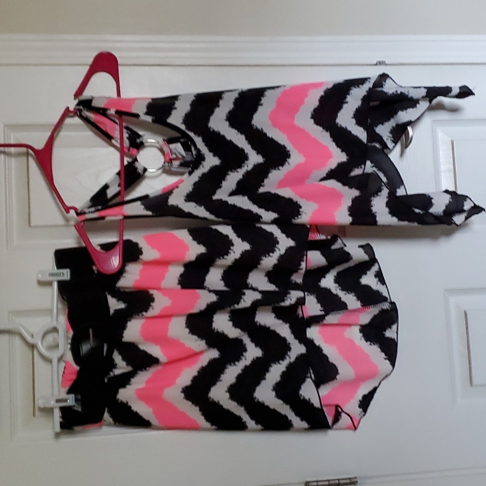 Discreet. Pink, black and white
